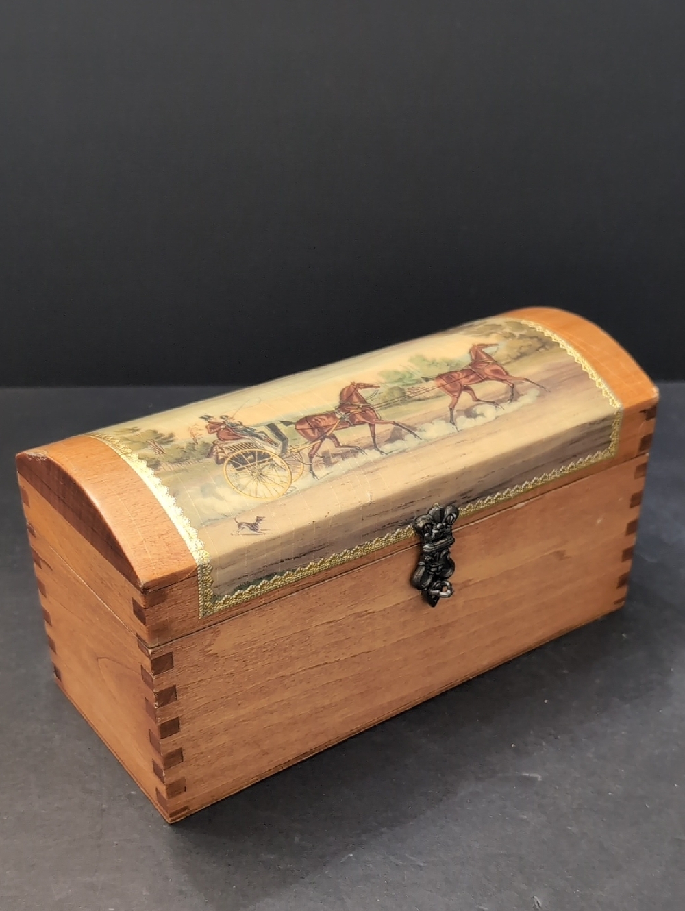 VGT 1972 Wooden Lidded Trinket Chest With A Men/Horses/Dog Hunting Scene.